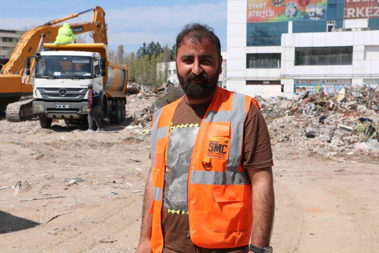 Galeria İş Merkezi enkazından çıkan kasa sahibine teslim edildi