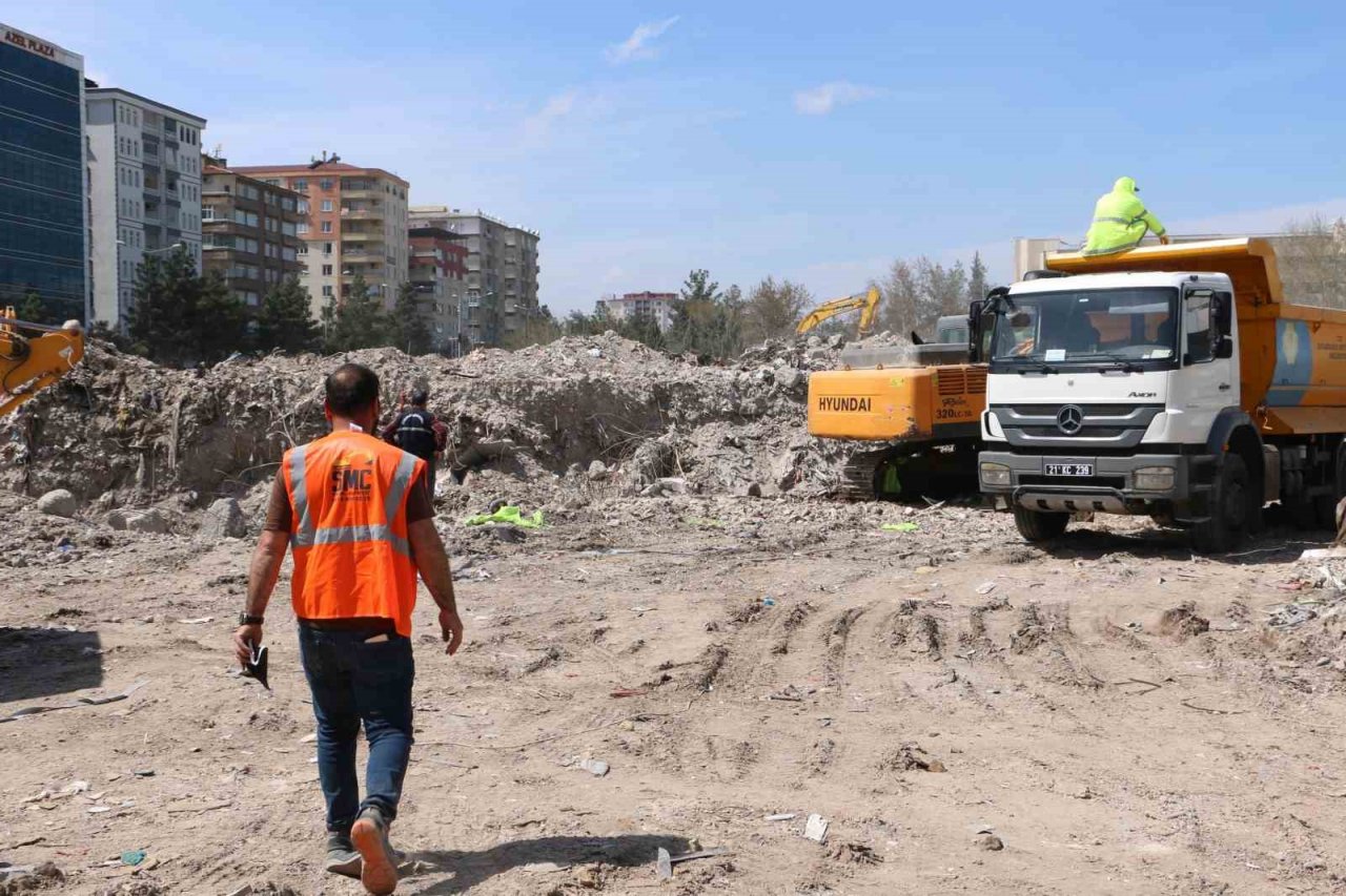 Galeria İş Merkezi enkazından çıkan kasa sahibine teslim edildi