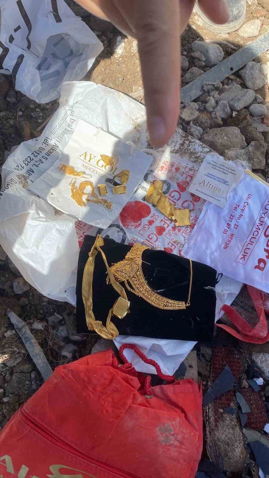 Galeria İş Merkezi enkazından çıkan kasa sahibine teslim edildi