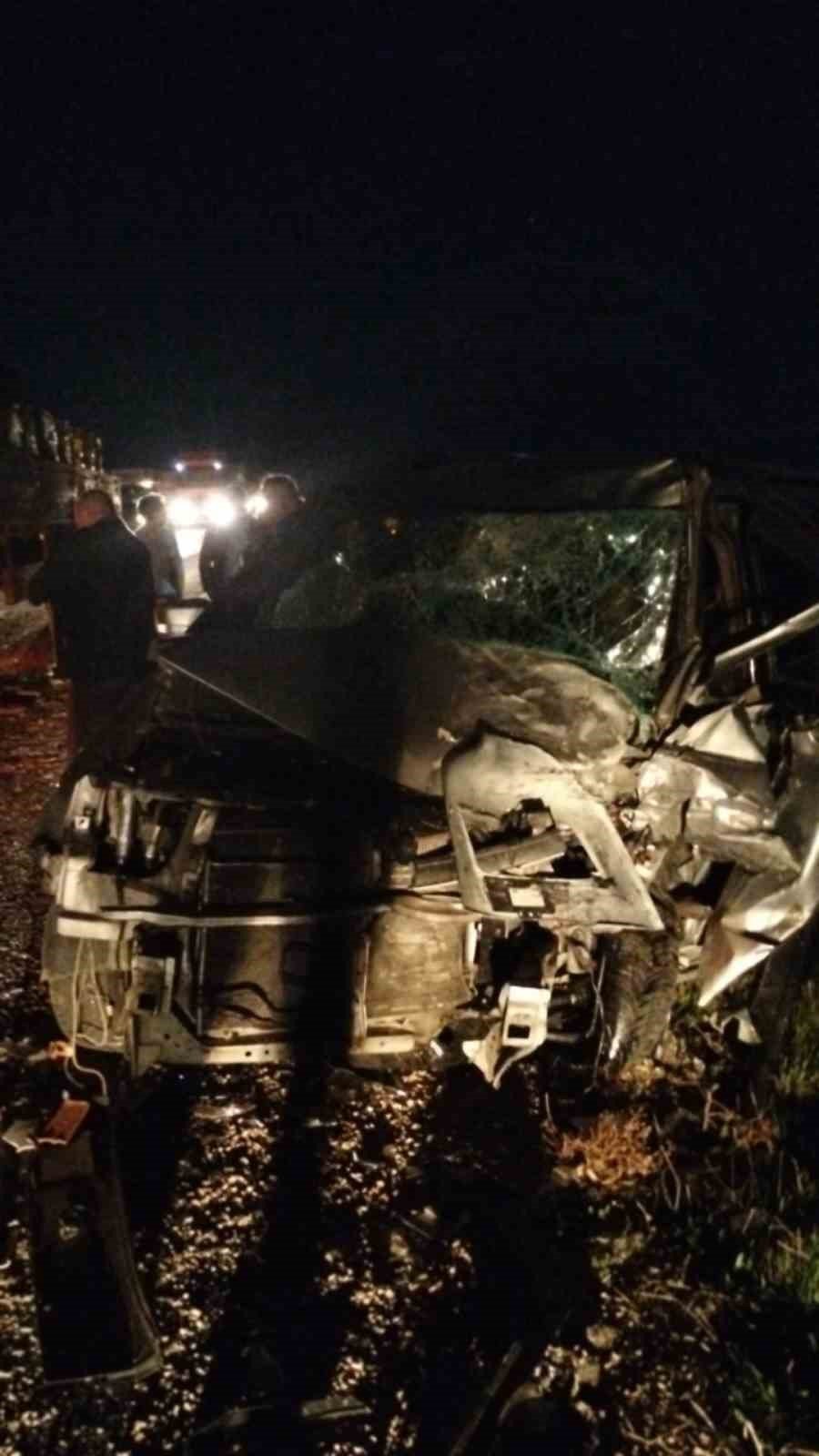 Kamyonla çarpışan kamyonetin sürücüsü hayatını kaybetti