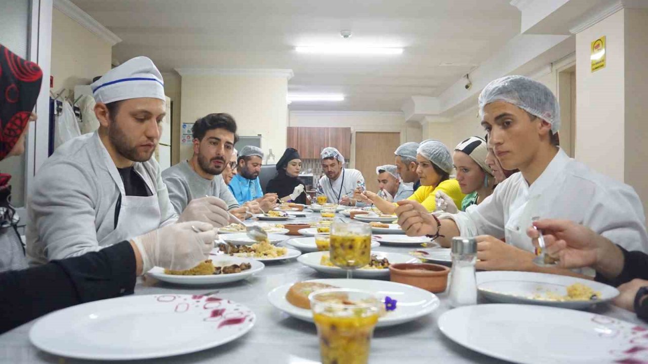 Osmanlı mutfağına özgü lezzetler kursiyerlerin elinde gün yüzüne çıkıyor