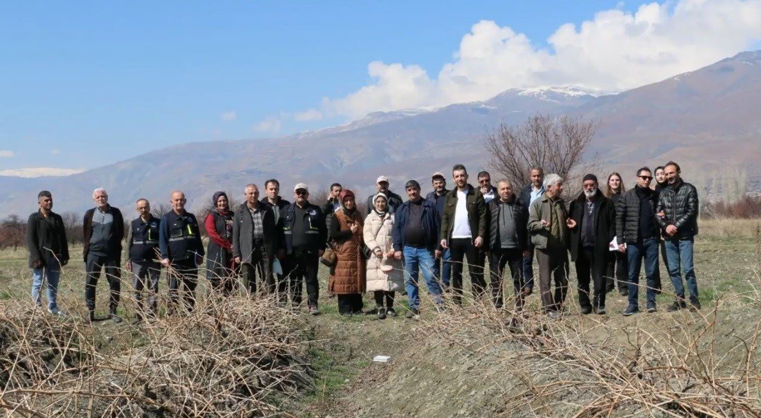 Erzincan’da çiftçilere tarla okulu eğitimi verildi