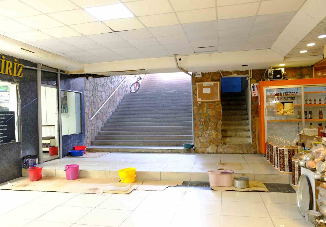 Tavandan damlayan su esnafı mağdur ediyor