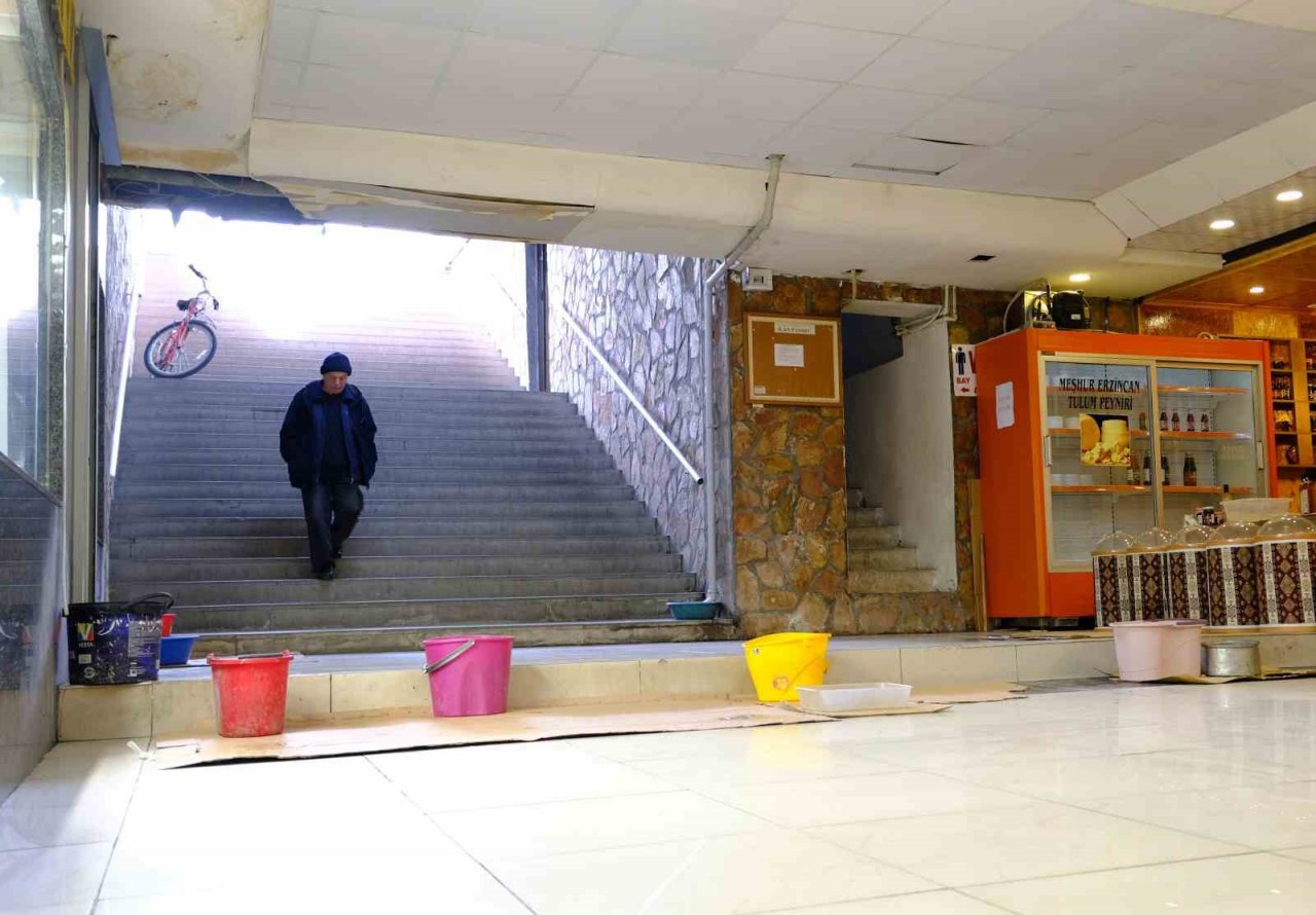 Tavandan damlayan su esnafı mağdur ediyor