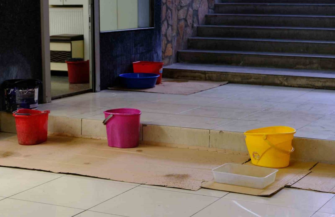 Tavandan damlayan su esnafı mağdur ediyor