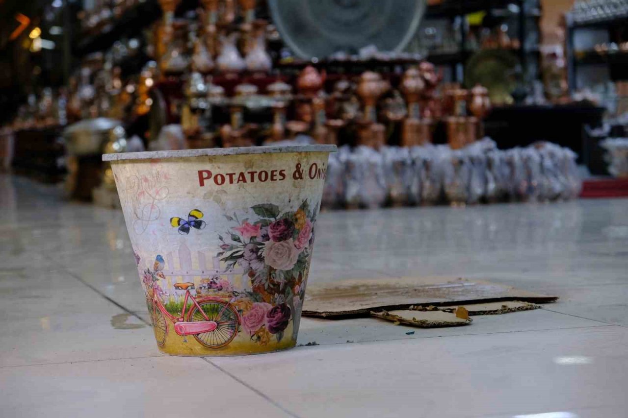 Tavandan damlayan su esnafı mağdur ediyor