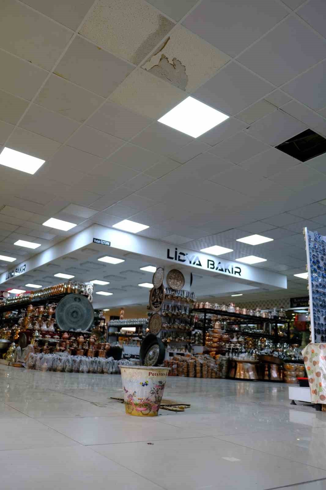 Tavandan damlayan su esnafı mağdur ediyor