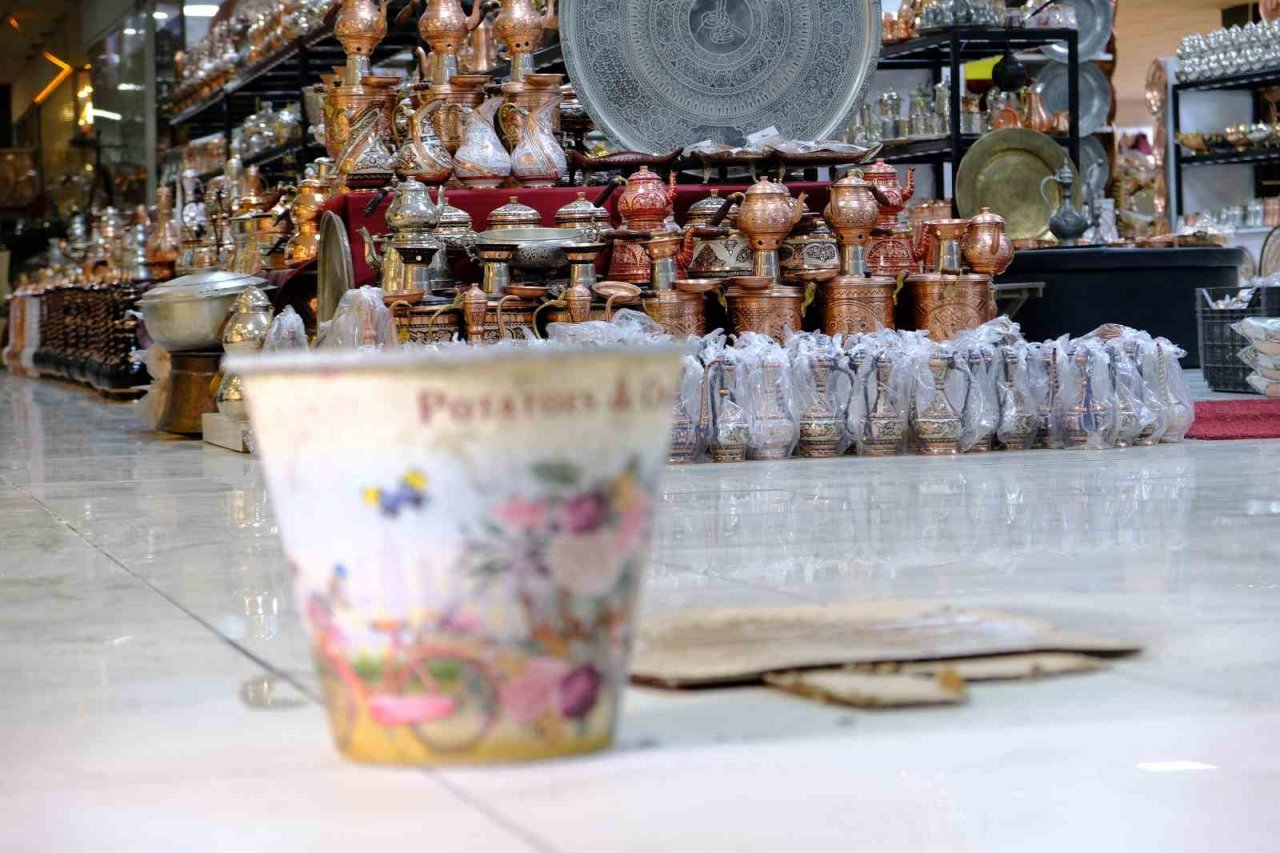 Tavandan damlayan su esnafı mağdur ediyor