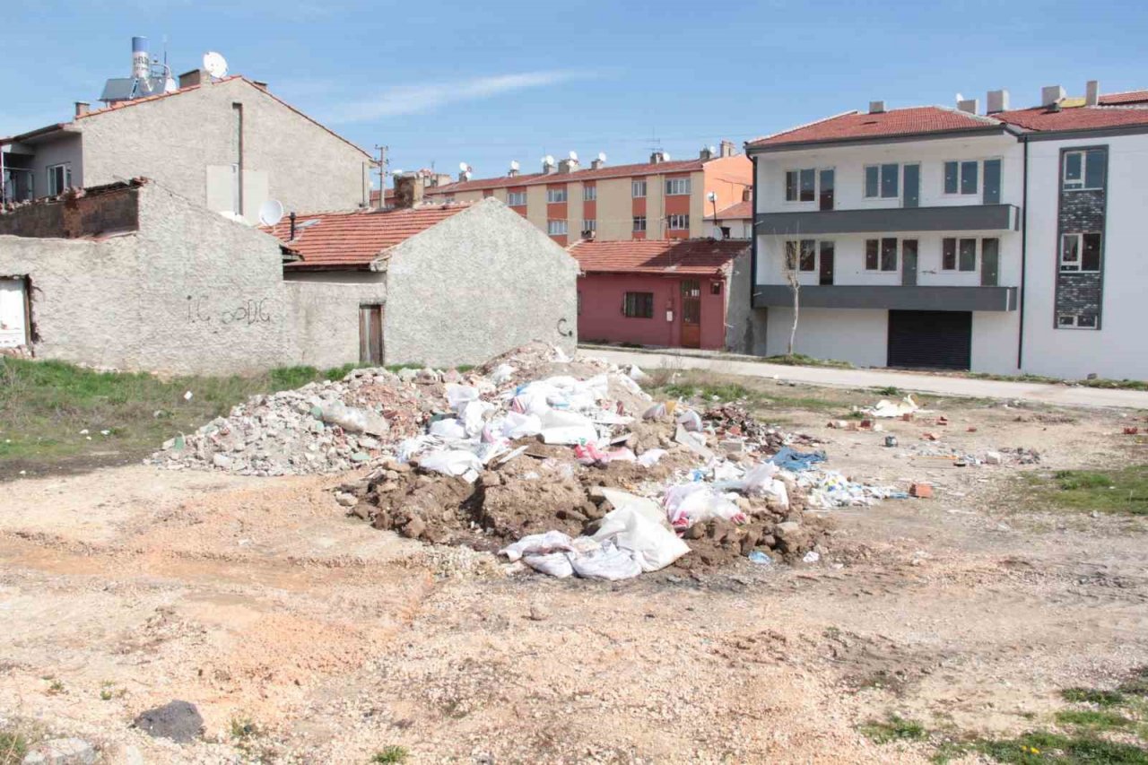 Mahalle halkı boş arazilere moloz dökümünden şikâyetçi