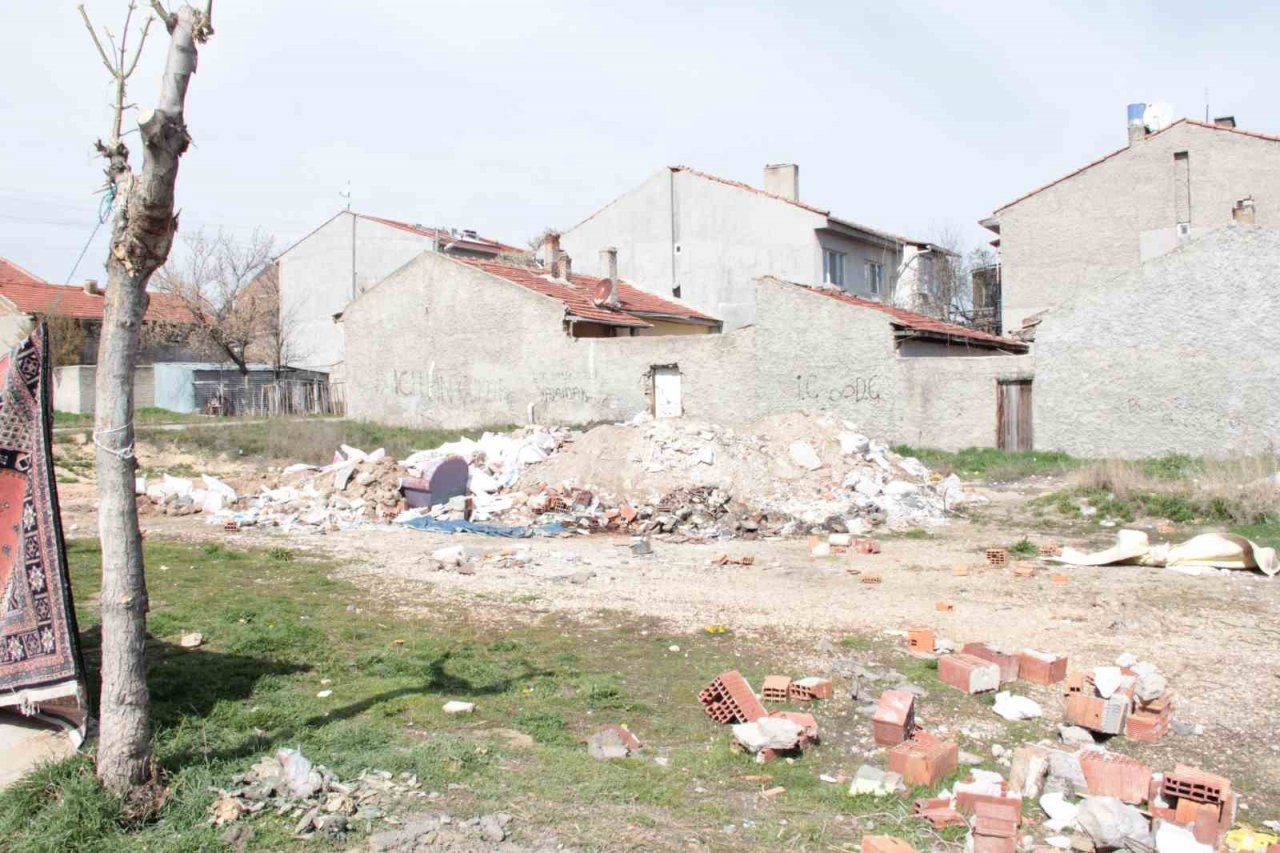 Mahalle halkı boş arazilere moloz dökümünden şikâyetçi