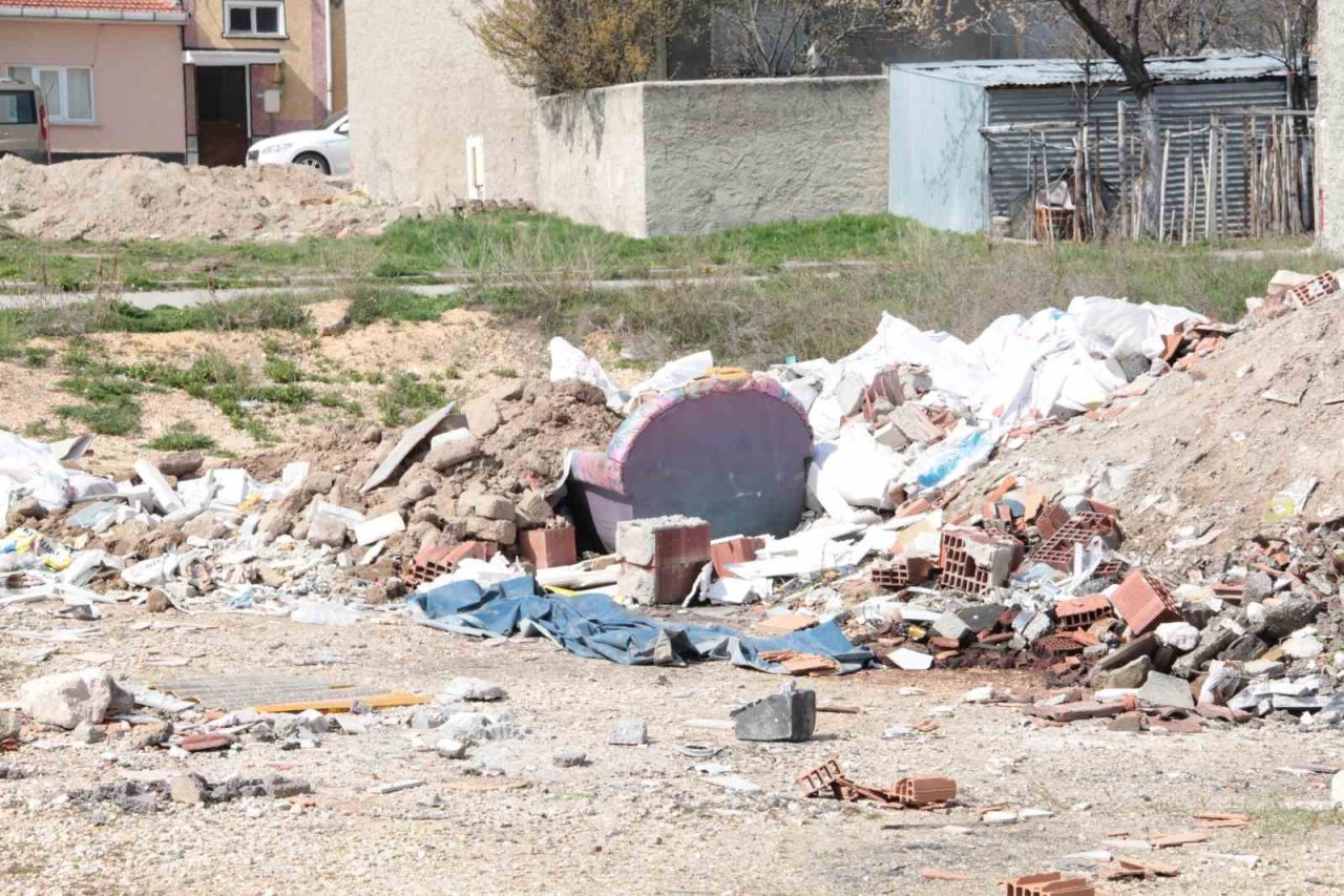 Mahalle halkı boş arazilere moloz dökümünden şikâyetçi