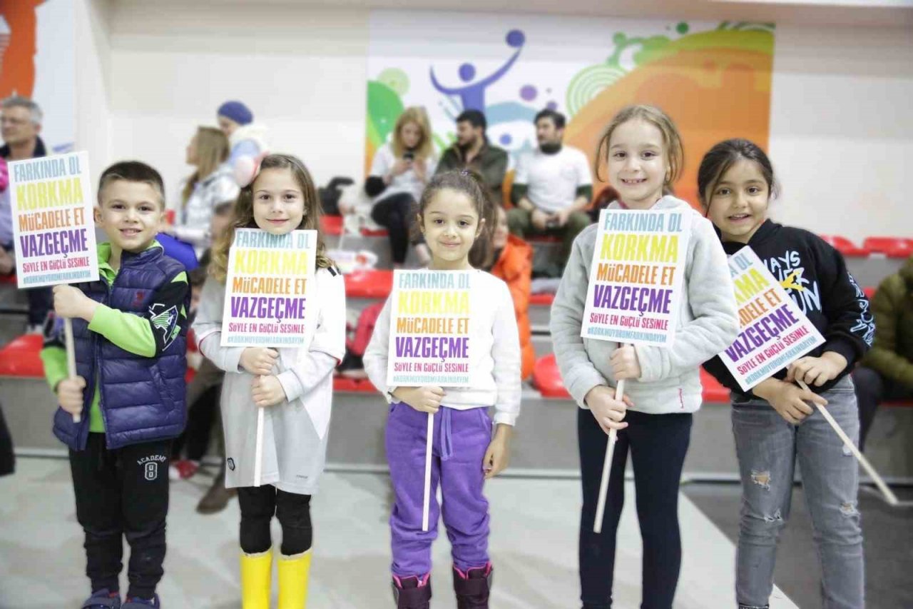Hastane çalışanları kansere dikkat çekmek için voleybol maçı yaptı
