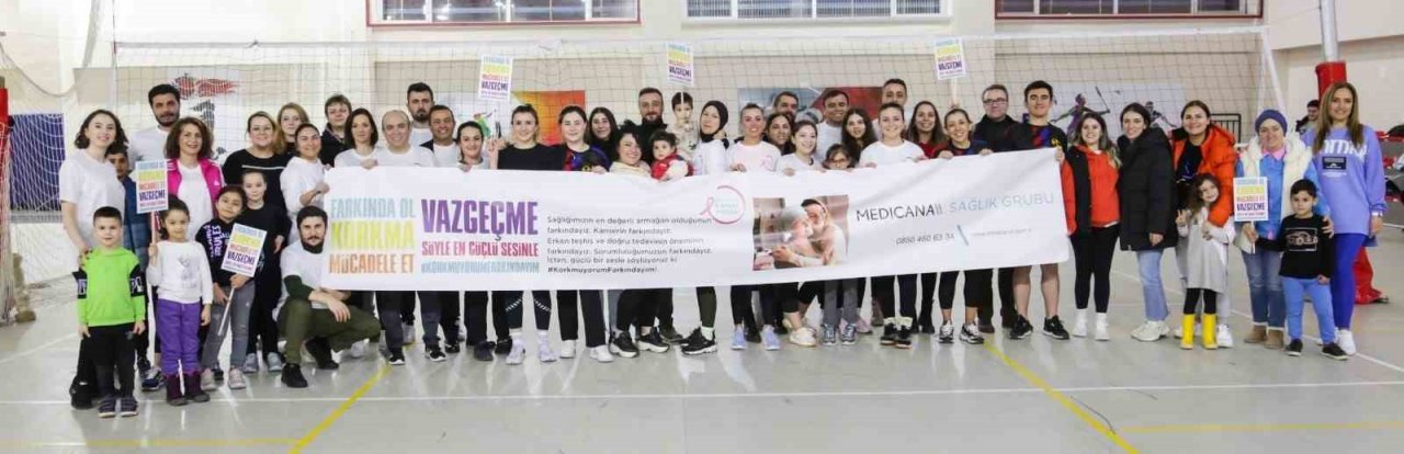 Hastane çalışanları kansere dikkat çekmek için voleybol maçı yaptı