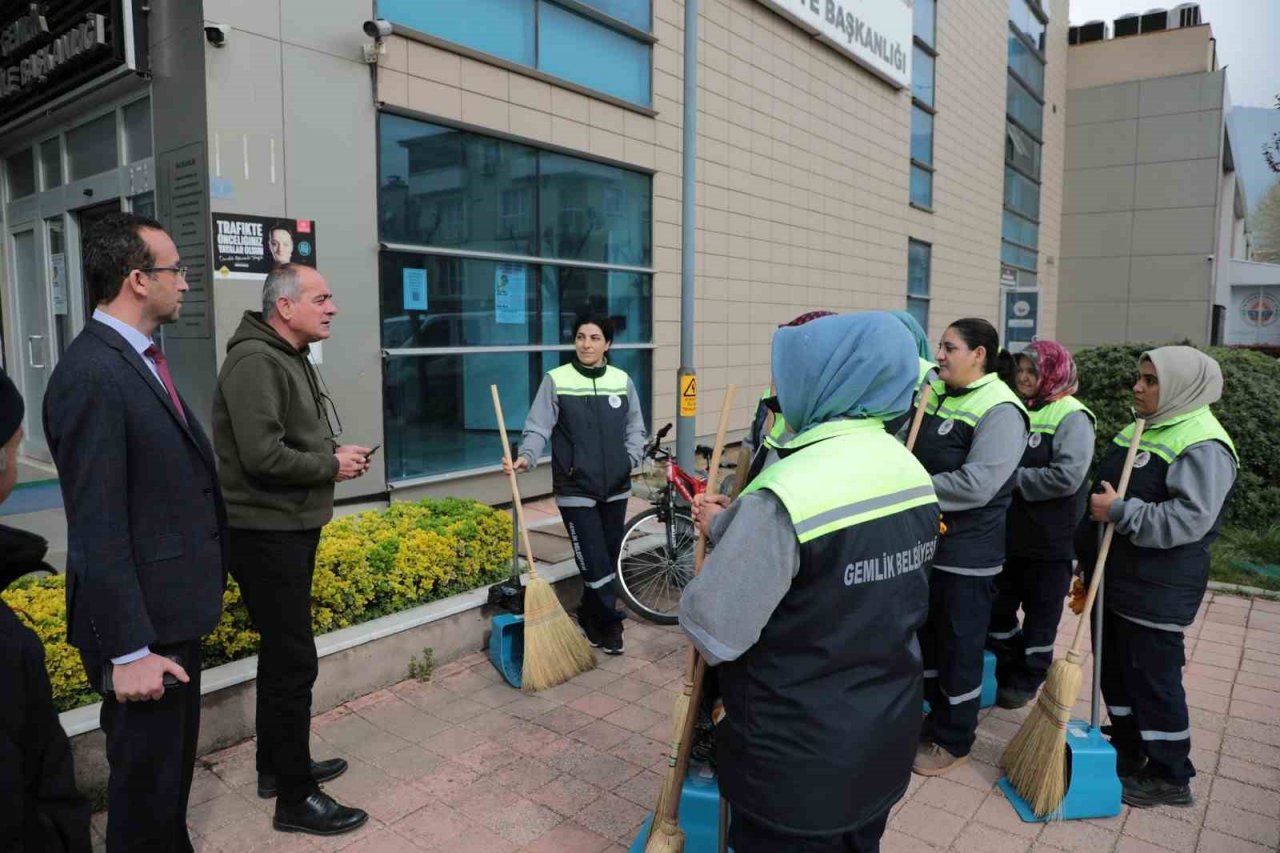 Gemlik’te sokakların temizliği kadınlara emanet