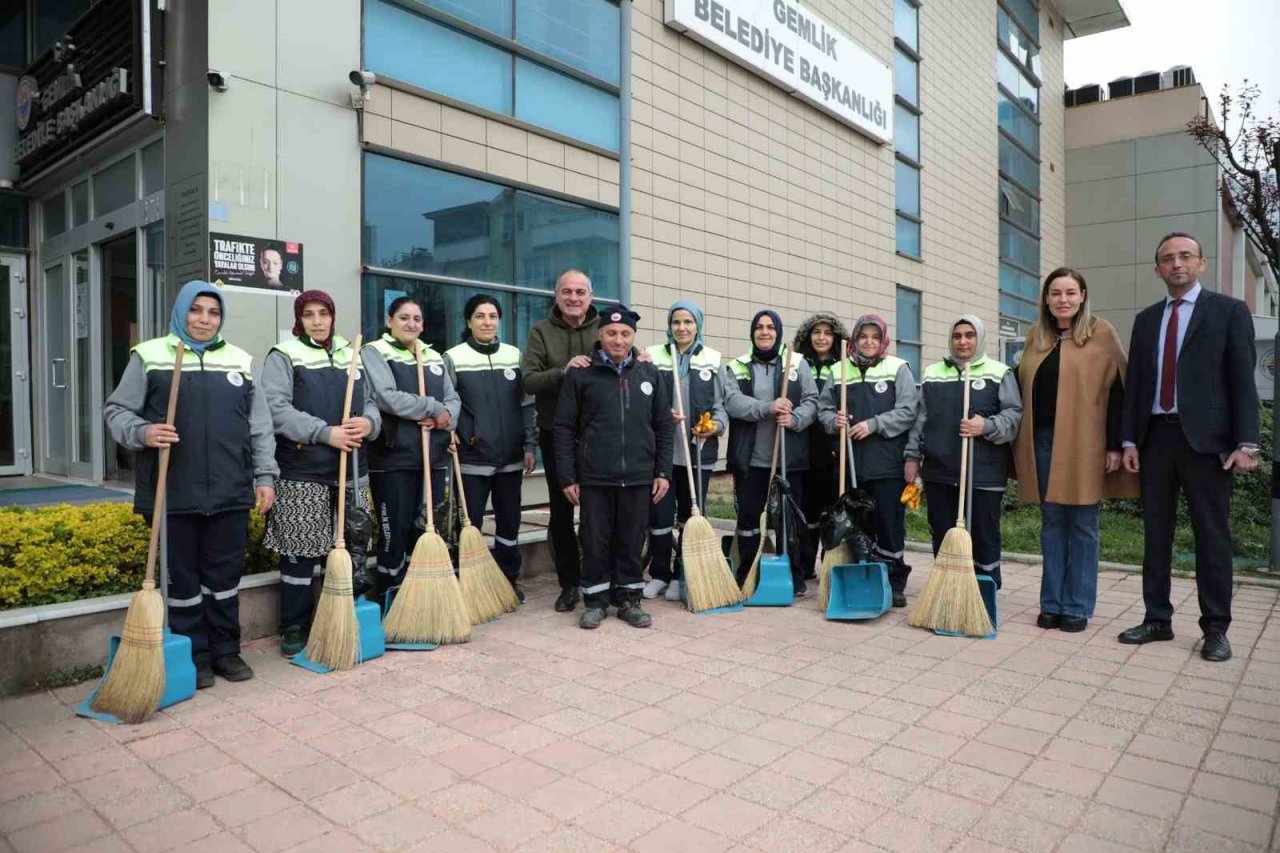 Gemlik’te sokakların temizliği kadınlara emanet