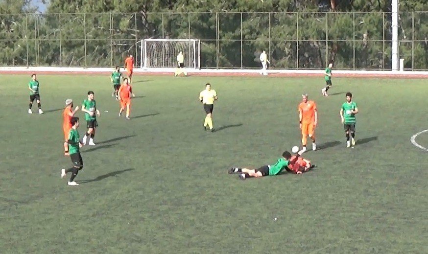 Yeşil saha bu kez takım içi kavgayla ringe dönüştü