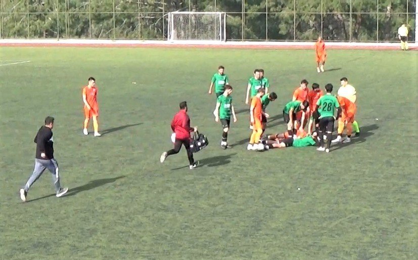 Yeşil saha bu kez takım içi kavgayla ringe dönüştü