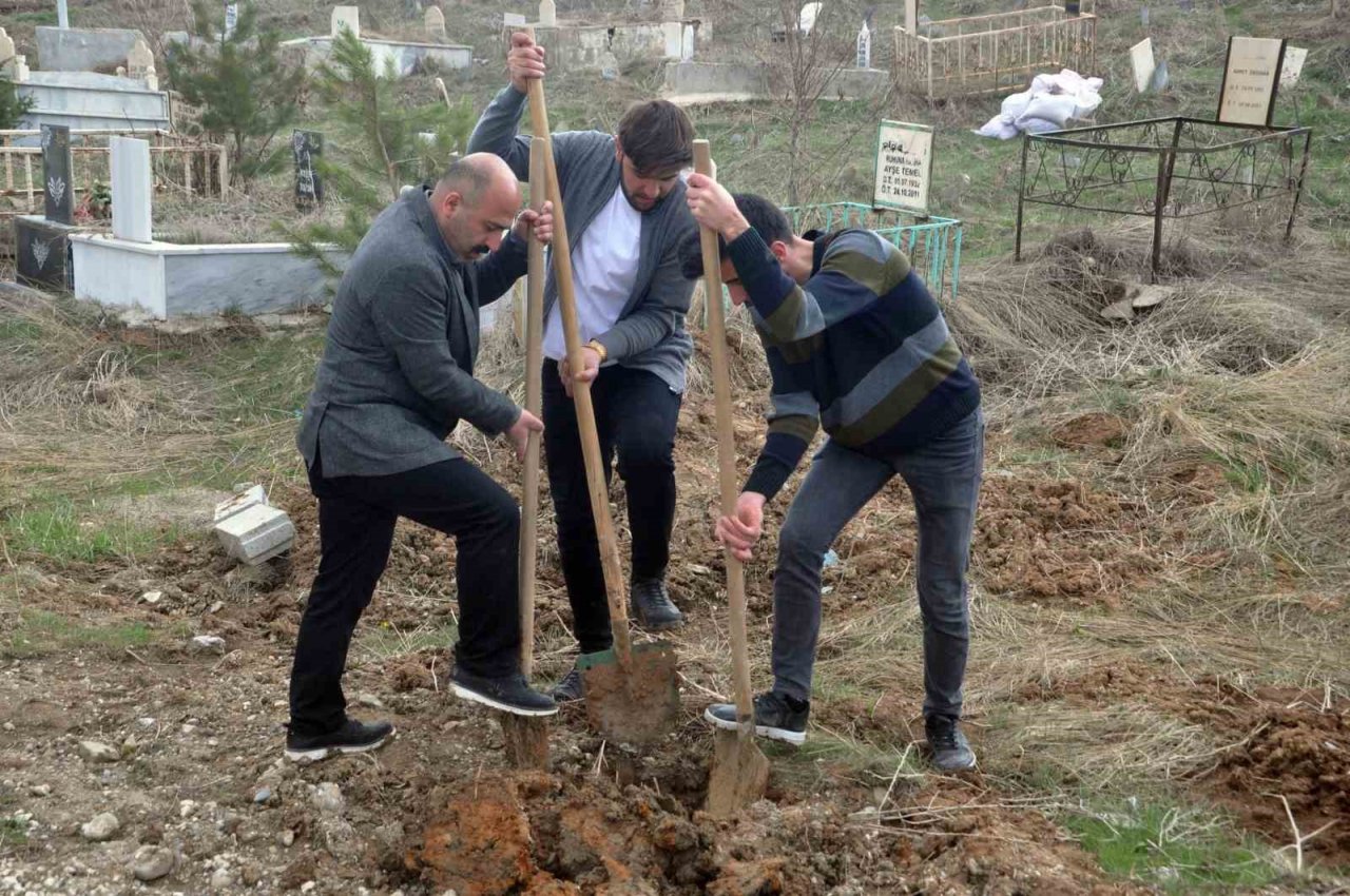 Örnek öğretmen öğrencileriyle mezarlıkta 100 fidan dikti