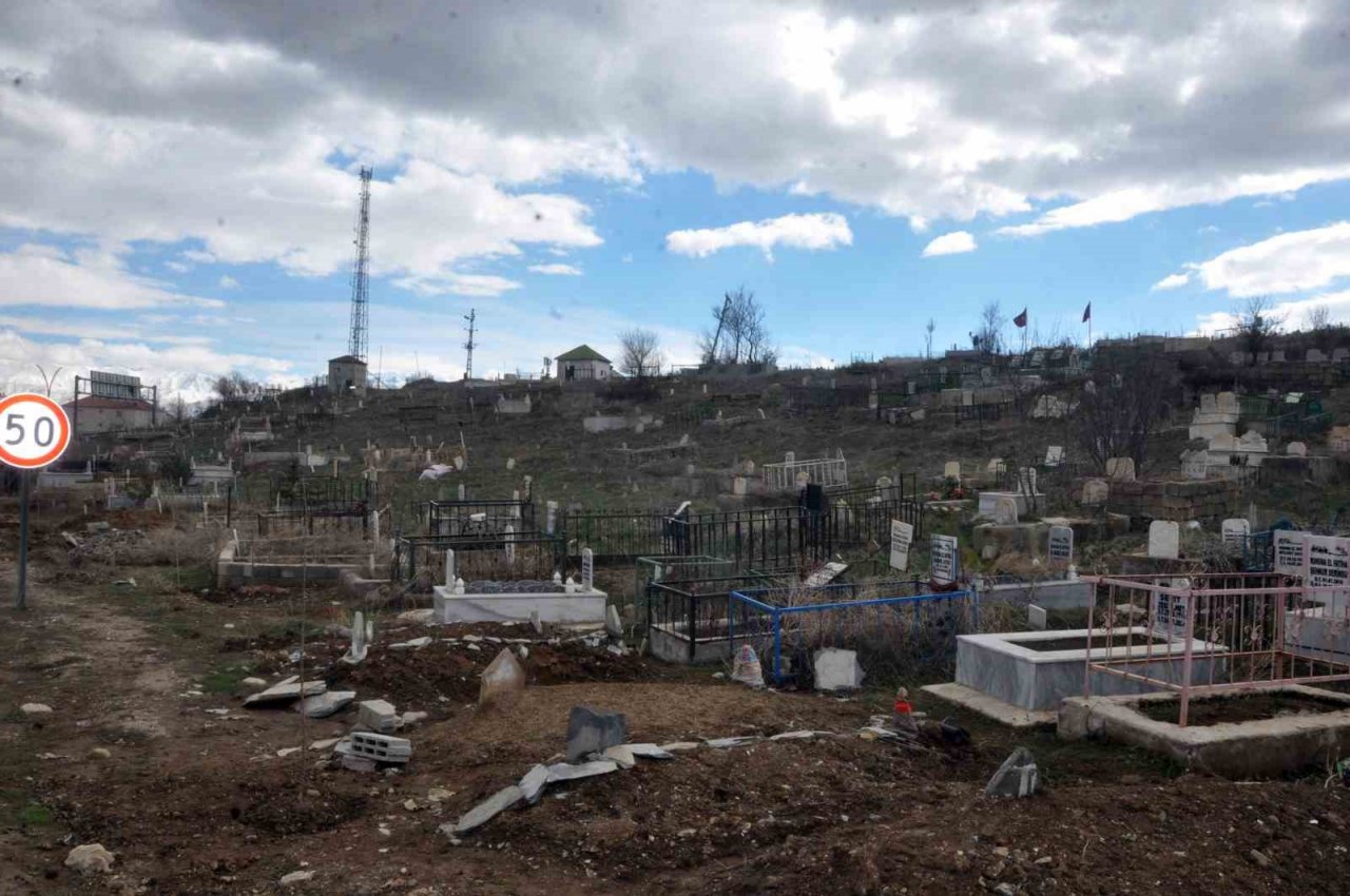 Örnek öğretmen öğrencileriyle mezarlıkta 100 fidan dikti