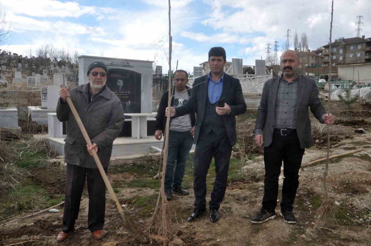 Örnek öğretmen öğrencileriyle mezarlıkta 100 fidan dikti