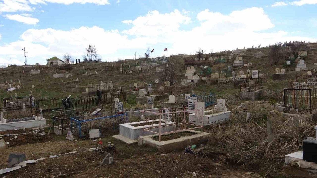 Örnek öğretmen öğrencileriyle mezarlıkta 100 fidan dikti