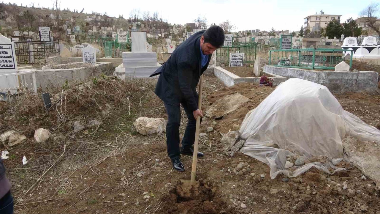 Örnek öğretmen öğrencileriyle mezarlıkta 100 fidan dikti