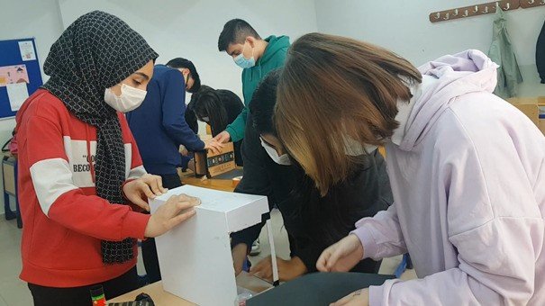 Hisarcık’ta lise öğrencileri projeksiyon makinesi yaptılar
