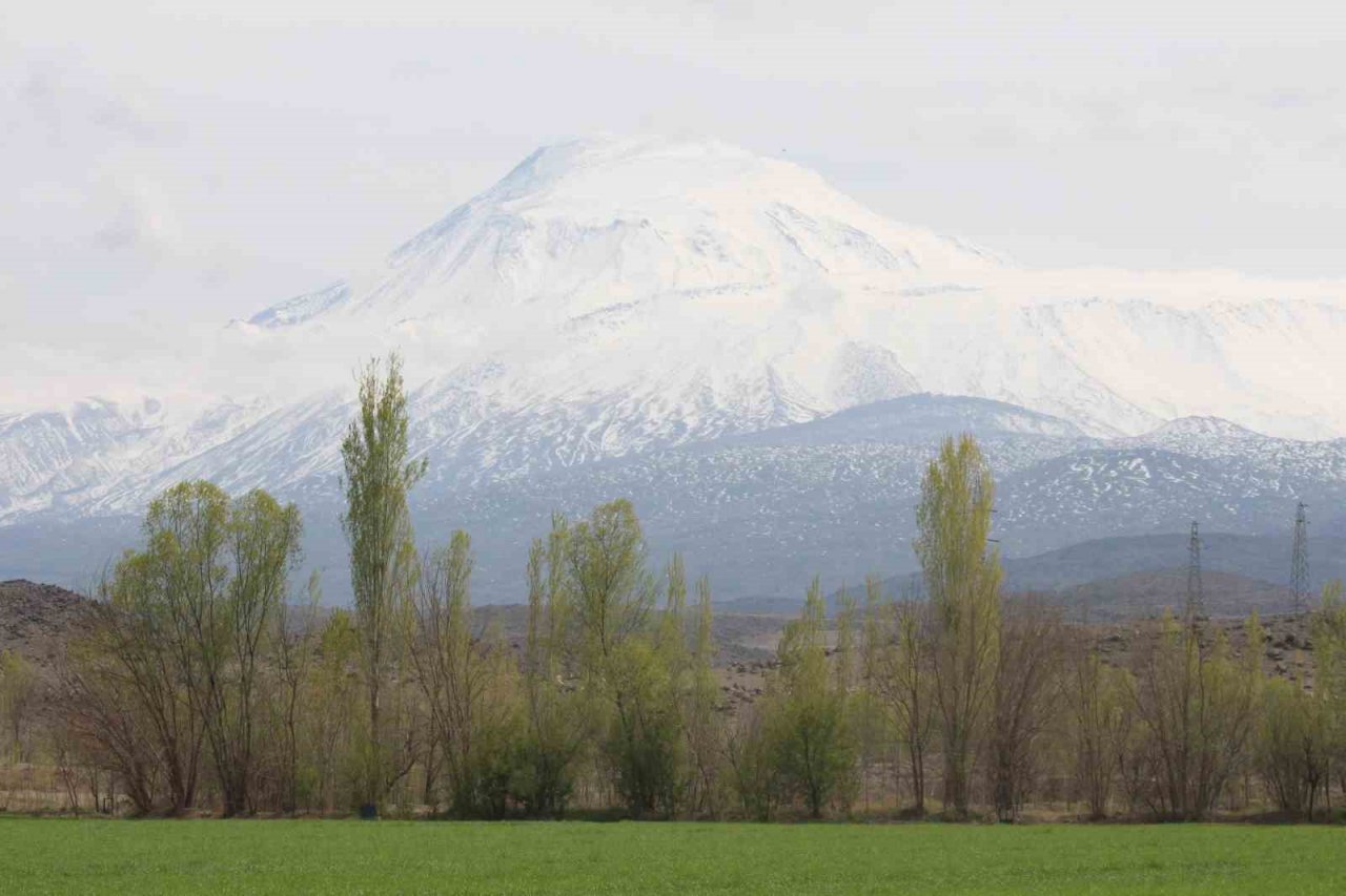 Iğdır’da kış ve bahar bir arada