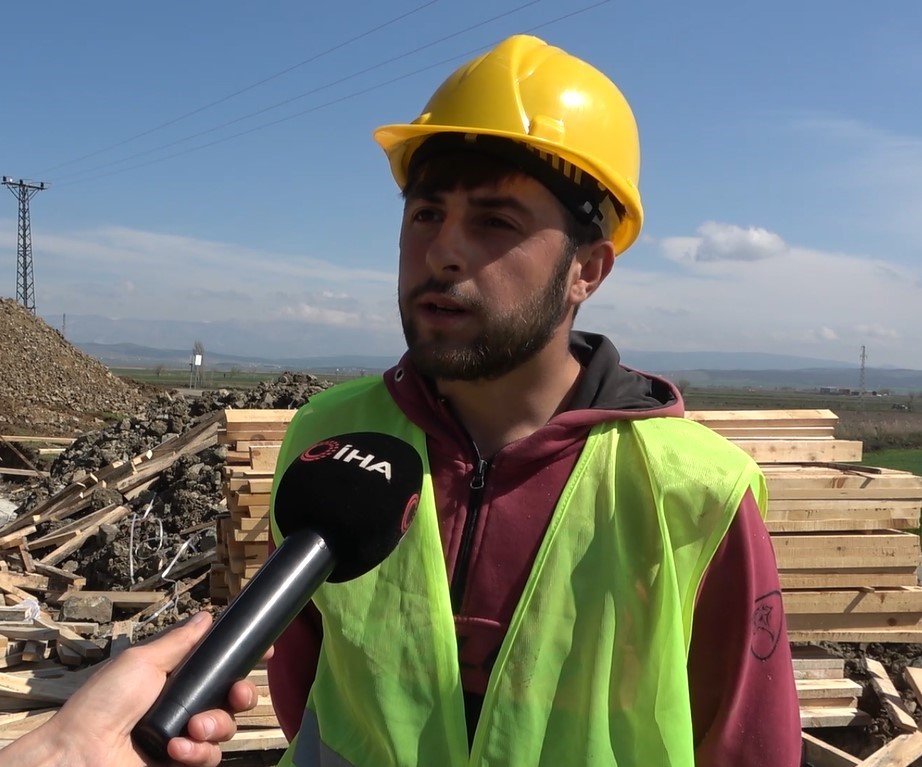 Temeller atıldı, köy evleri inşa ediliyor: Depremzedeler heyecanla yeni evlerinin tamamlanmasını bekliyor