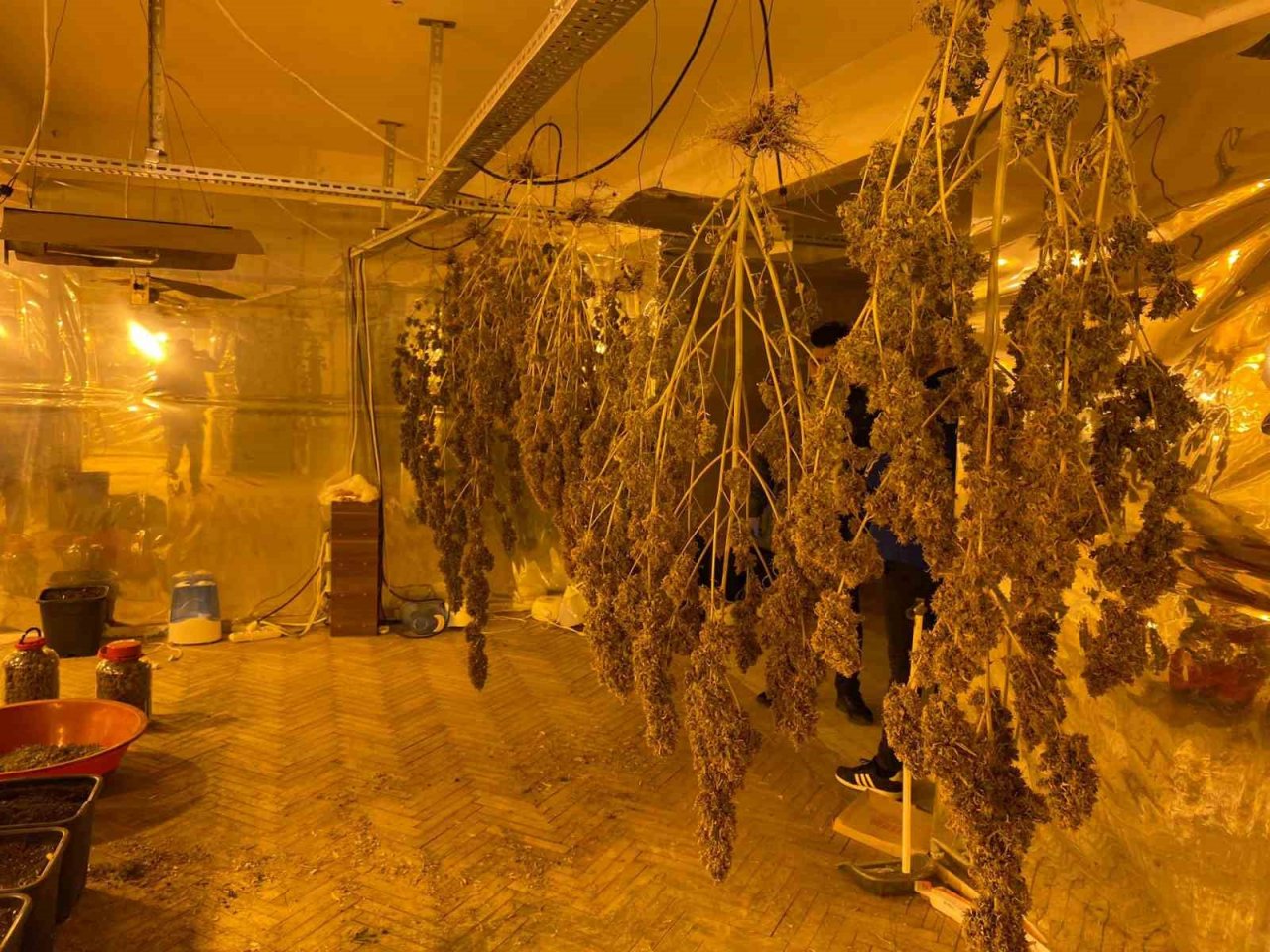 Kartal’da uyuşturucu imalathanesine dönüştürülen çatı katına baskın