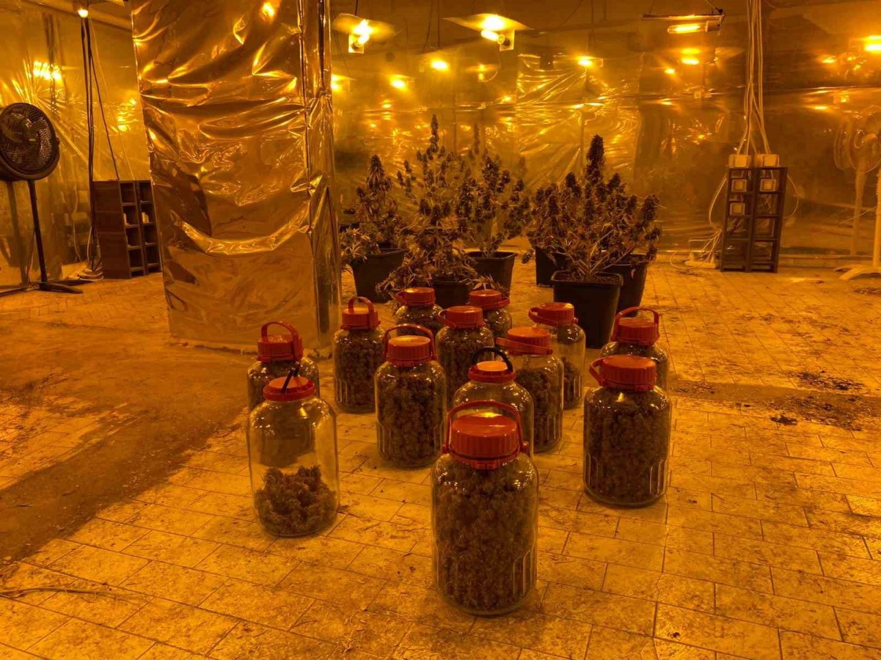 Kartal’da uyuşturucu imalathanesine dönüştürülen çatı katına baskın