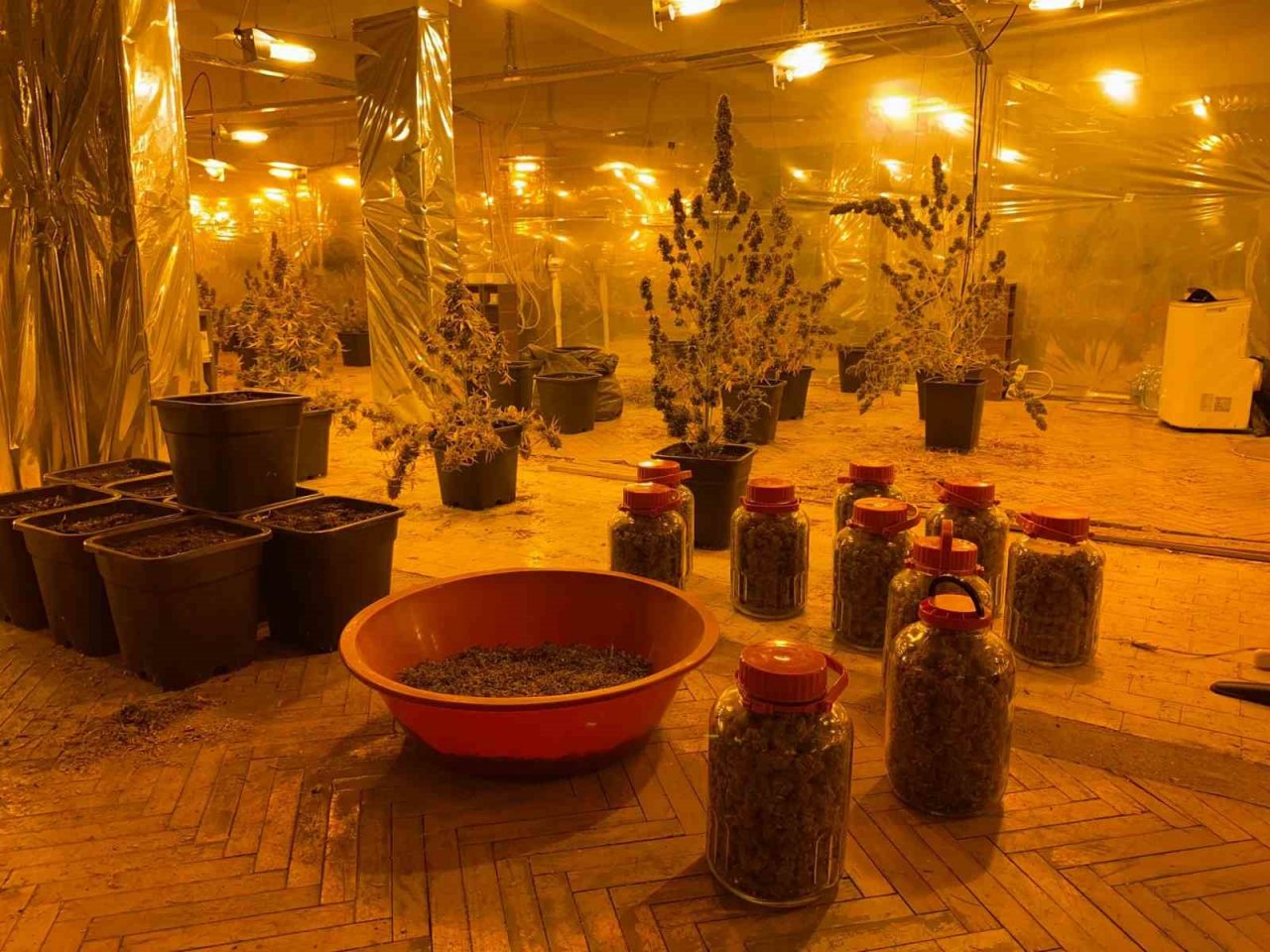 Kartal’da uyuşturucu imalathanesine dönüştürülen çatı katına baskın