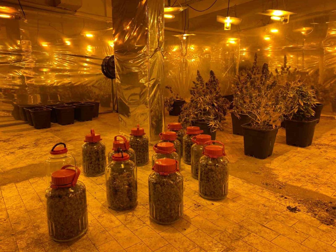 Kartal’da uyuşturucu imalathanesine dönüştürülen çatı katına baskın