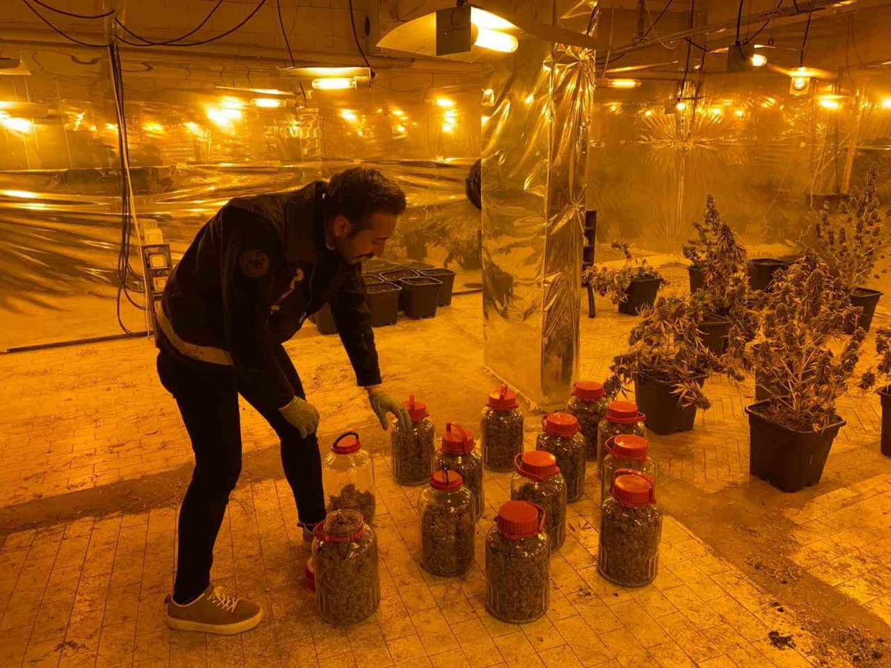 Kartal’da uyuşturucu imalathanesine dönüştürülen çatı katına baskın