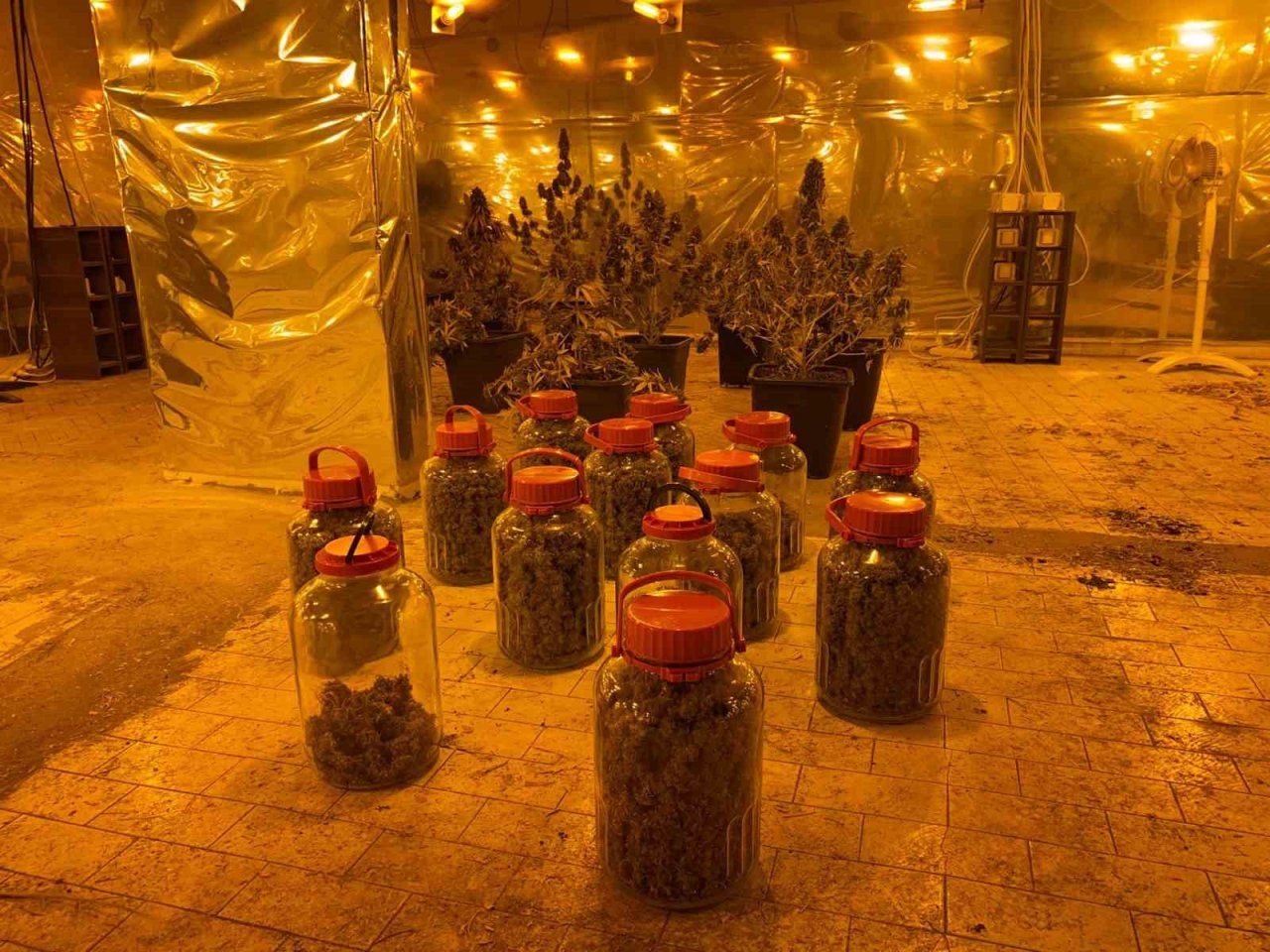 Kartal’da uyuşturucu imalathanesine dönüştürülen çatı katına baskın