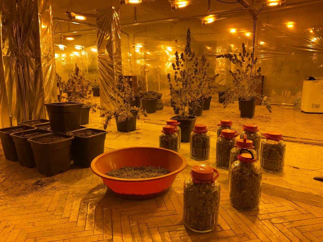 Kartal’da uyuşturucu imalathanesine dönüştürülen çatı katına baskın