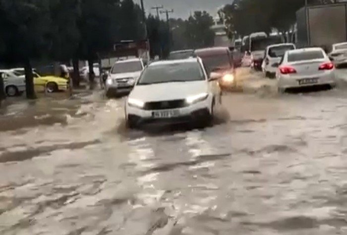 İzmir’de sağanak yağış caddeleri göle çevirdi