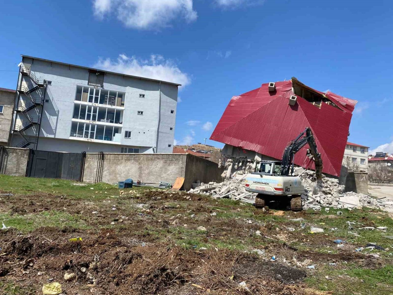 Depremde 1 kişinin öldüğü, 2 binanın yıkıldığı Tufanbeyli’de 79 bina hasarlı çıktı