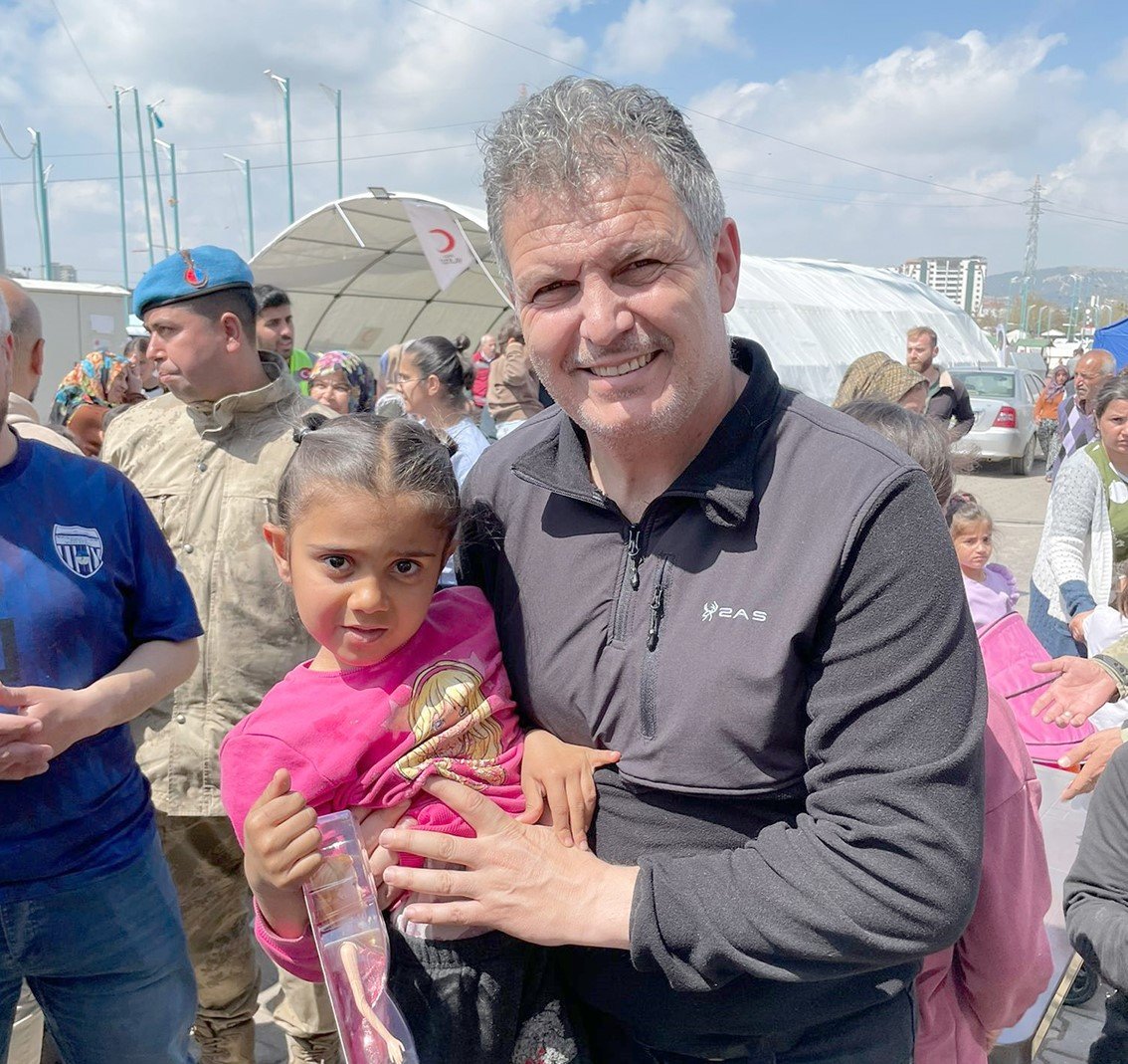 ASKF ve Kapalı Kale taraftarı depremzede çocukları güldürdü