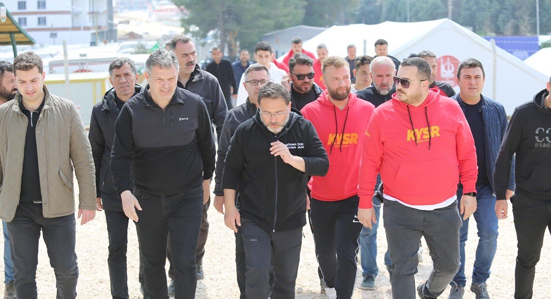 ASKF ve Kapalı Kale taraftarı depremzede çocukları güldürdü