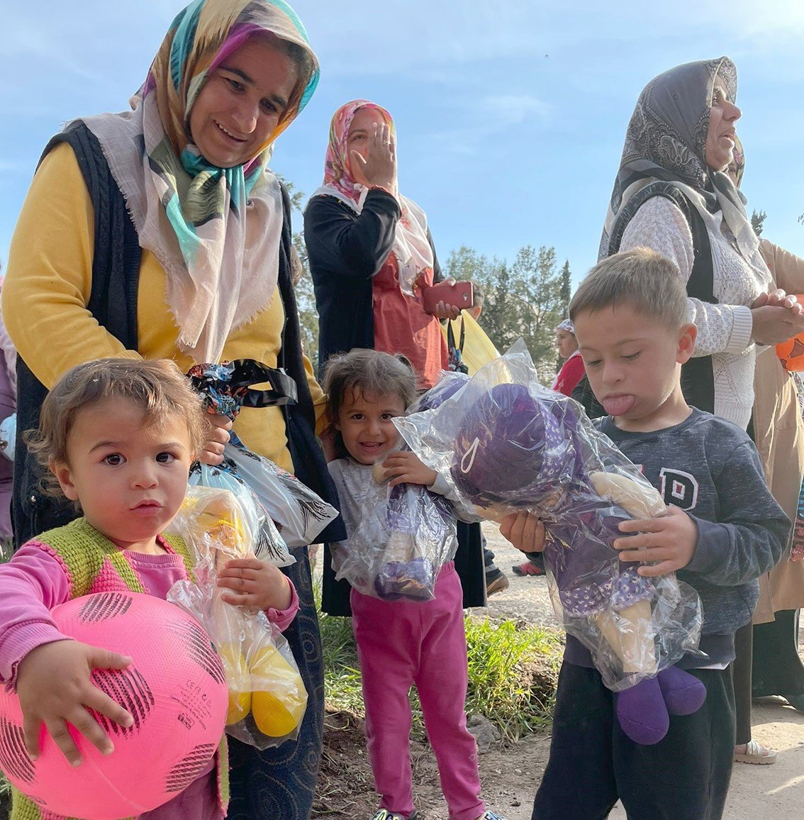 ASKF ve Kapalı Kale taraftarı depremzede çocukları güldürdü