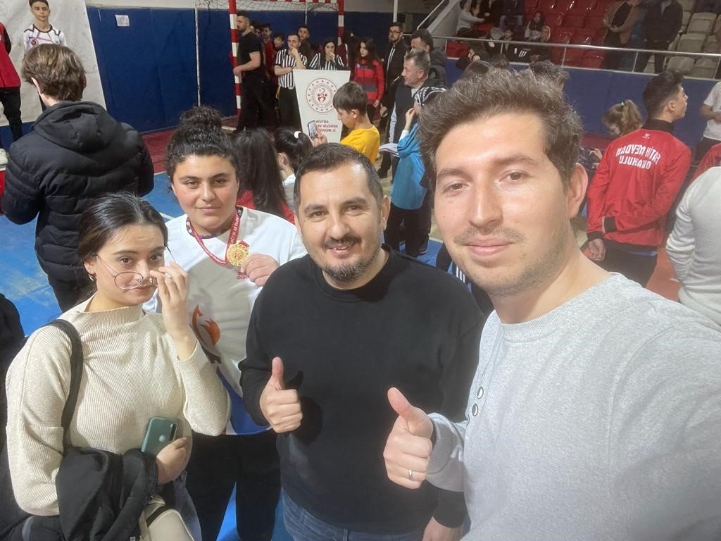 Karslı kız öğrenci bilek güreşinde şampiyon oldu