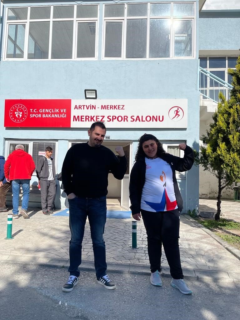 Karslı kız öğrenci bilek güreşinde şampiyon oldu