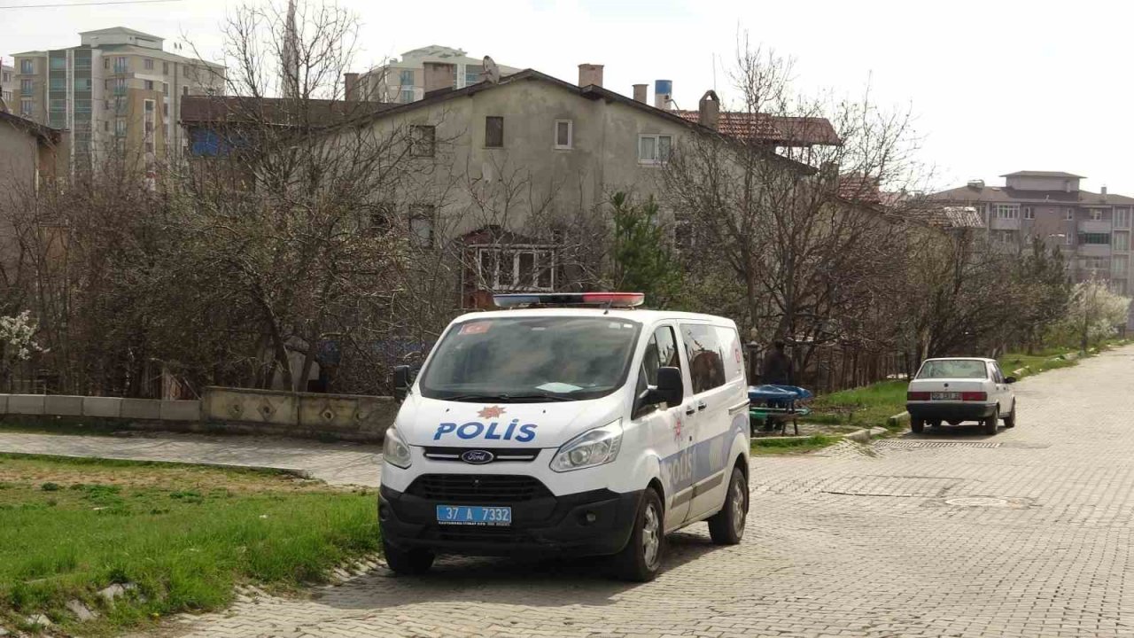 Sobadan sızan gazdan etkilenen çifti pencereden eve giren komşuları kurtardı