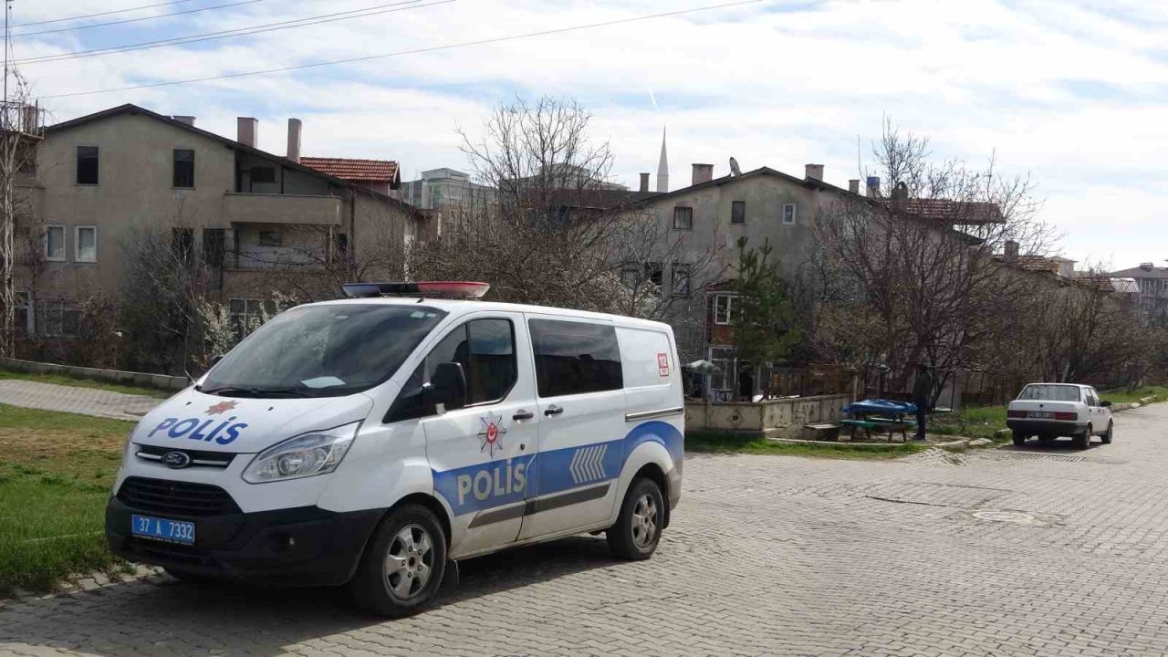 Sobadan sızan gazdan etkilenen çifti pencereden eve giren komşuları kurtardı