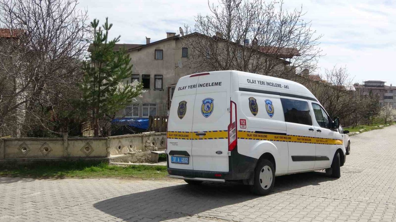 Sobadan sızan gazdan etkilenen çifti pencereden eve giren komşuları kurtardı