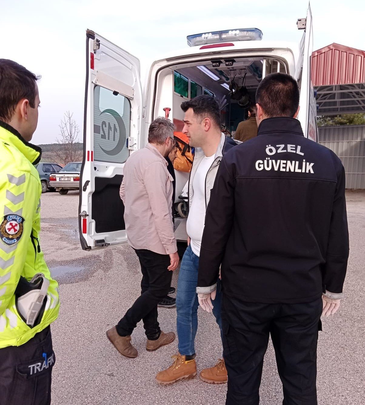 Devrilen traktörün sürücüsü yaralandı