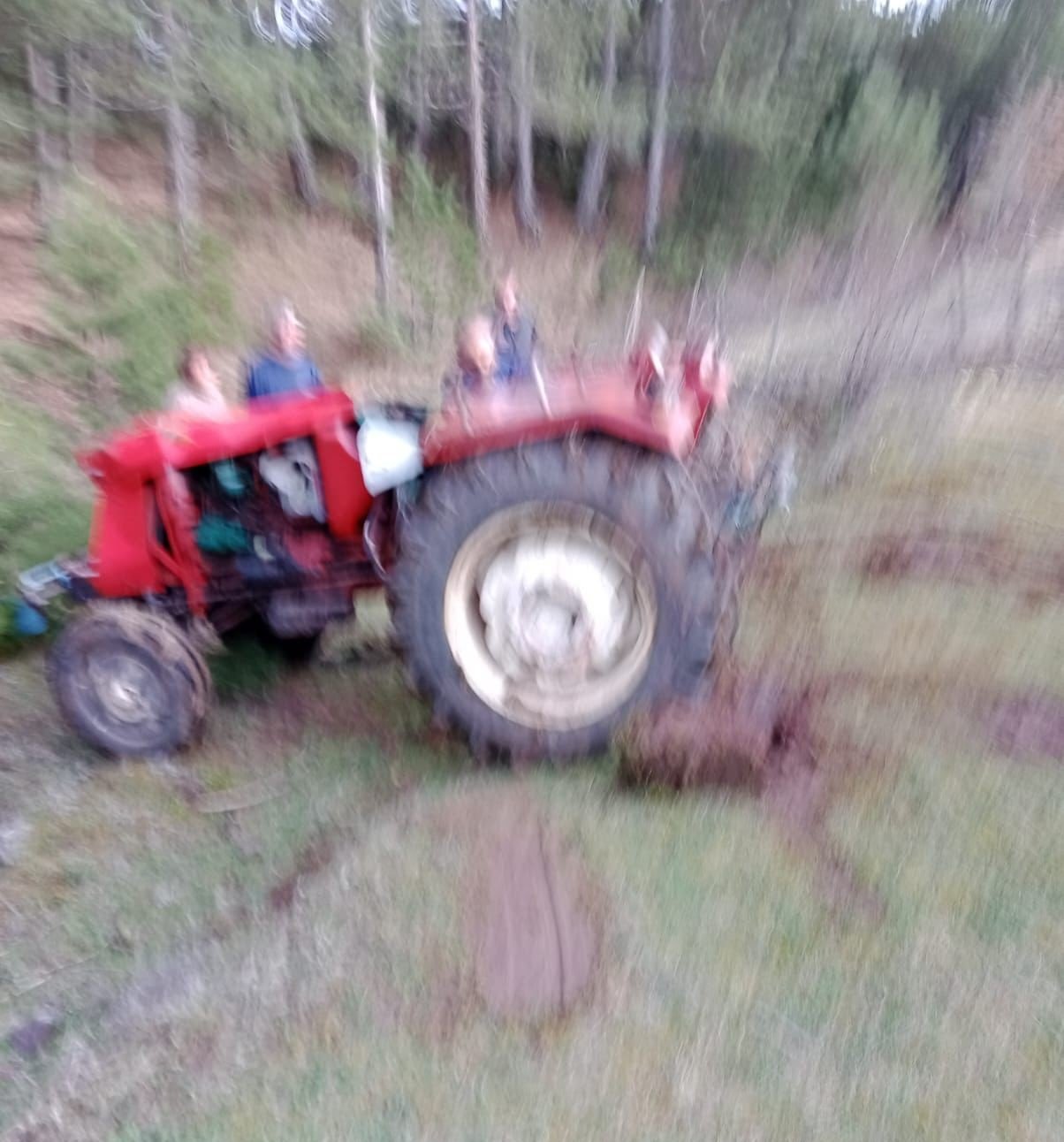 Devrilen traktörün sürücüsü yaralandı