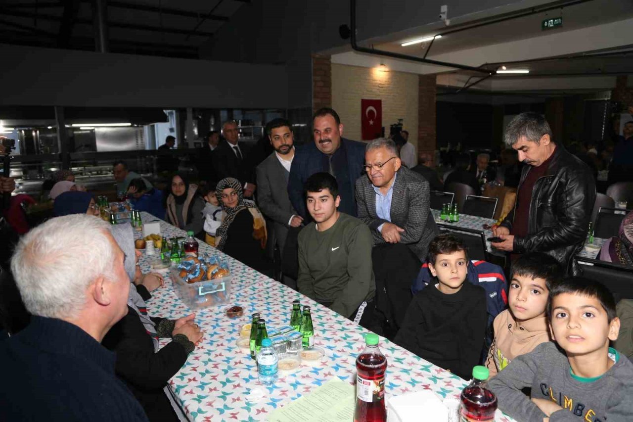 Başkan Büyükkılıç, hafız öğrenciler ve depremzede vatandaşlarla iftar sofrasında buluştu