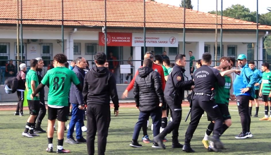 Yeşil saha bu kez takım içi kavgayla ringe dönüştü